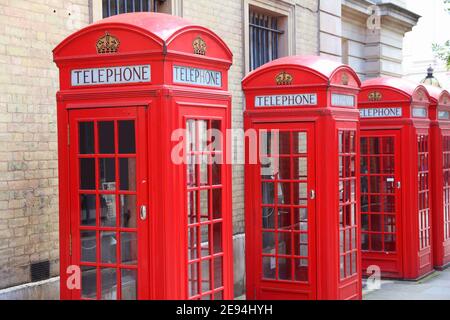 Telefonzellen in London. Wahrzeichen Londons - rote Telefonzelle. Stockfoto