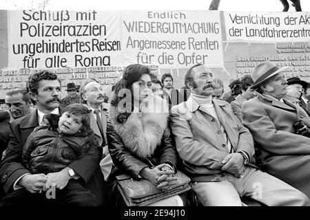 Deutschland, Bergen-Belsen, 27. Oktober 1979: Gedenkveranstaltung zur Verfolgung von Sinti und Roma im Dritten Reich an der Gedenkstätte des Konzentrationslagers Bergen-Belsen --- Bergen-Belsen, 27,10.1979: Gedenkveranstaltung an die Verfolgung von Sinti und Roma im Dritten Reich in der Gedenkstätte des KZ Bergen-Belsen Stockfoto