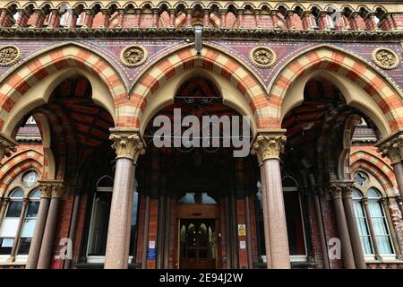 Leeds City Wahrzeichen, Großbritannien. Leeds General Infirmary - alte Krankenhausarchitektur. Denkmalgeschütztes Gebäude. Stockfoto