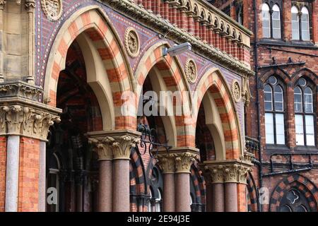 Leeds City, Großbritannien. Leeds General Infirmary - alte Krankenhausarchitektur. Denkmalgeschütztes Gebäude. Stockfoto