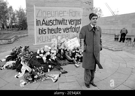 Bergen-Belsen, 27. Oktober 1979: ROMANI ERHOB sich während der Gedenkveranstaltung für die Verfolgung von Sinti und Roma im Dritten Reich in der Gedenkstätte des Konzentrationslagers Bergen-Belsen --- Bergen-Belsen, 27,10.1979: ROMANI ROSE während der Gedenkveranstaltung an die Verfolgung von Sinti und Roma im Dritten Reich in der Gedenkstätte des KZ Bergen-Belsen Stockfoto