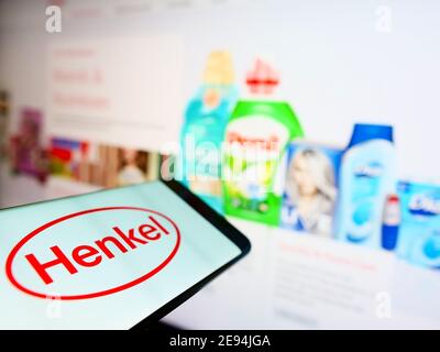 Handy mit Logo des deutschen Chemie- und Konsumgüterunternehmens Henkel auf dem Display vor der Website. Konzentrieren Sie sich auf den Bildschirm des Telefons in der Mitte links. Stockfoto