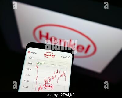 Handy mit Aktienkurskarte des deutschen Chemie- und Konsumgüterunternehmens Henkel auf dem Display mit Logo. Konzentrieren Sie sich auf die obere Mitte des Telefonbildschirms. Stockfoto