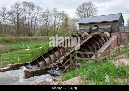 Wasserkraftwerk mit archimedes-Schraube Stockfoto