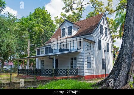 Holländisches weißes hölzerner Kolonialoffizier Haus in Fort Zeelandia, Festung in Paramaribo, Paramaribo Bezirk, Suriname / Surinam Stockfoto