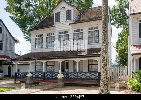 Holländisches weißes hölzerner Kolonialoffizier Haus in Fort Zeelandia, Festung in Paramaribo, Paramaribo Bezirk, Suriname / Surinam Stockfoto