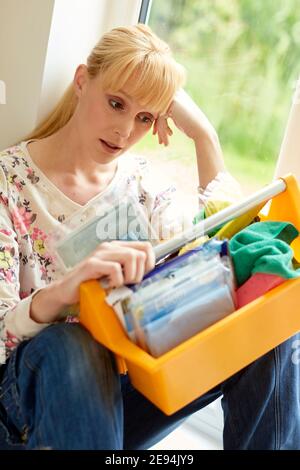 Frau müde von der Hausarbeit Stockfoto