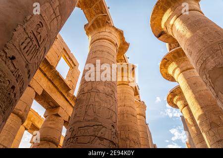 Säulen am Karnak Tempel, Luxor, Ägypten, Afrika Stockfoto