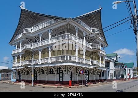 Renoviertes weißes Holzgebäude im holländischen Kolonialstil in der historischen Innenstadt von Paramaribo, Paramaribo District, Suriname / Surinam Stockfoto