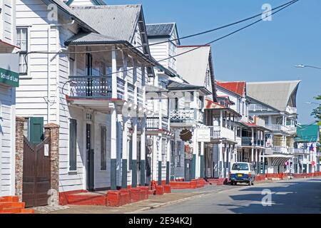 Weiße Holzhäuser im holländischen Kolonialstil in der historischen Innenstadt von Paramaribo, Paramaribo District, Suriname / Surinam Stockfoto