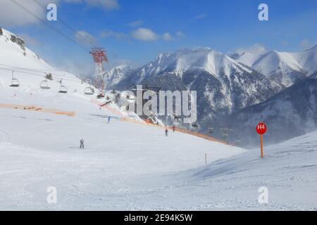 BAD HOFGASTEIN, ÖSTERREICH - 9. MÄRZ 2016: In Bad Hofgastein fährt man mit dem Skilift. Es ist Teil von Ski Amade, einer der größten Skiregionen in Europa mit Stockfoto