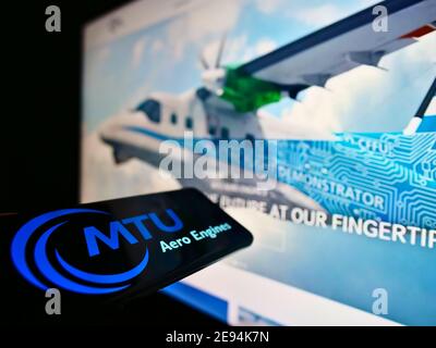 Smartphone mit Logo des deutschen Triebwerksherstellers MTU Aero Engines AG vor der Website. Konzentrieren Sie sich auf die Mitte links des Telefonbildschirms. Stockfoto