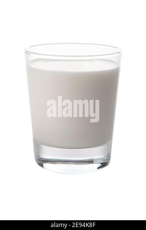 Glas Milch isoliert und auf weißem Hintergrund ausgeschnitten. Horizontale Blickwinkel Aufnahmen im Studio Stockfoto