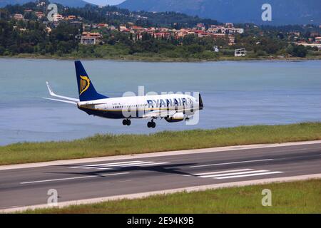 Korfu, Griechenland - Juni 5, 2016: Ryanair Boeing 737-800 kommt an den internationalen Flughafen Korfu, Griechenland. Ryanair ist einer der größten Betreiber von Boeing 737 Stockfoto