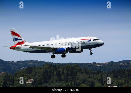 Korfu, Griechenland - Juni 5, 2016: British Airways Airbus A320 kommt zu den internationalen Flughafen Korfu, Griechenland. British Airways ist die nationale Fluggesellschaft des U Stockfoto