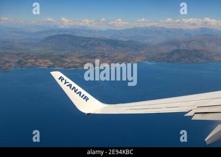KORFU, GRIECHENLAND - 6. JUNI 2016: Ryanair Boeing 737-800 über Griechenland. Ryanair ist einer der größten Betreiber von Boeing 737 mit einer Flotte von 354 Flugzeugen. Stockfoto