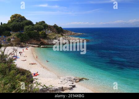 Korfu, Griechenland - 31. MAI 2016: Menschen am Strand in Kassiopi, Korfu, Griechenland genießen. 558.000 Touristen besucht, Korfu im Jahr 2012. Stockfoto