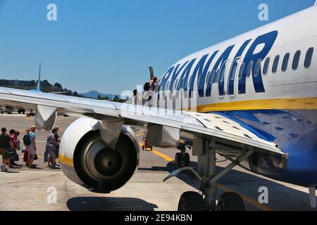 Korfu, Griechenland - Juni 6, 2016: Passagiere Ryanair Boeing 737 durch Schritte an den internationalen Flughafen Korfu, Griechenland. Ryanair ist eine der größten Betreiber Stockfoto