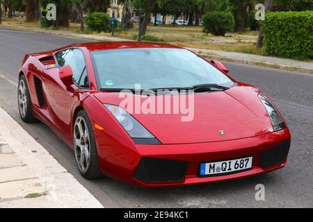 KORFU, GRIECHENLAND - 5. JUNI 2016: Lamborghini Gallardo Sportwagen in Korfu-Stadt in Griechenland geparkt. Das Fahrzeug wurde teilweise von Luc Donckerwolke entworfen. Stockfoto