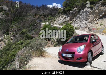 KORFU, GRIECHENLAND - 3. JUNI 2016: Suzuki Alto kleiner Heckwagen auf der Insel Korfu, Griechenland. Mit 566 zugelassenen Fahrzeugen pro 1000 Einwohner Griechenland Stockfoto