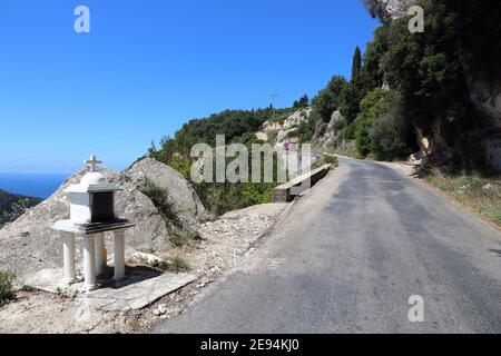 Griechische Insellandschaft. Paleokastritsa auf Korfu Insel, Griechenland. Schrein an der Straße. Stockfoto