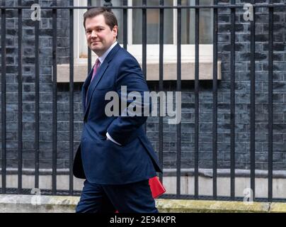 London, Großbritannien. Februar 2021. Robert Jenrick, Minister für Wohnungswesen, Kommunen und Kommunalverwaltung verlässt 10 Downing Street, London. Kredit: Ian Davidson/Alamy Live Nachrichten Stockfoto