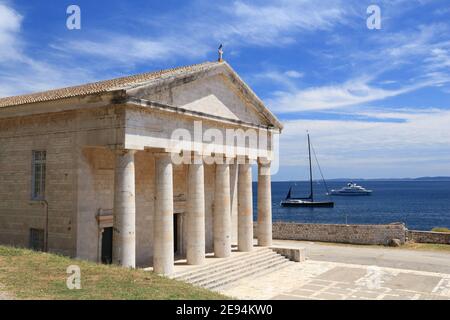 Altstadt von Korfu (Kerkyra) - UNESCO Weltkulturerbe in Griechenland. Saint George Tempel in die Venezianische Festung. Stockfoto