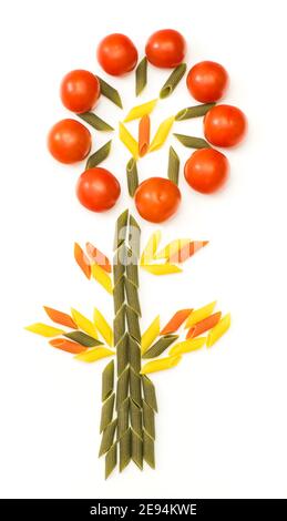 Dreifarbige Penne und Tomaten. Tomate, Spinat und Weizenpastas in Form einer Blume, Draufsicht Stockfoto