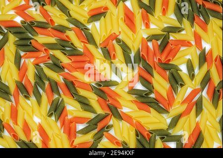 Dreifarbige Penne Pasta. Tomate, Spinat und Weizenpastas, Beleuchtung hinten Stockfoto