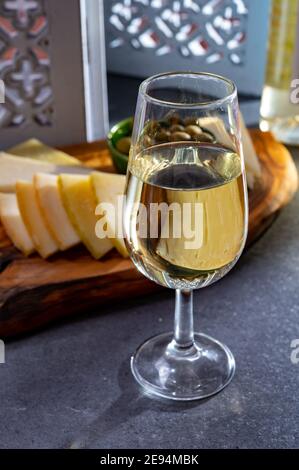 Verkostung von andalusischem fino-Sherry-Wein mit traditionellen spanischen Tapas, grünen Oliven, Mangokäse für Ziegen und Schafe Stockfoto