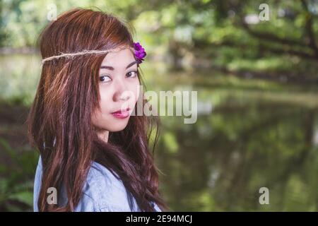 Filipina Frau mit einem Garten Bokeh Blick auf Kamera Stockfoto