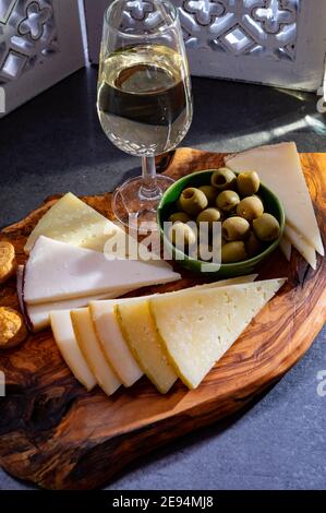 Verkostung von andalusischem fino-Sherry-Wein mit traditionellen spanischen Tapas, grünen Oliven, Mangokäse für Ziegen und Schafe Stockfoto