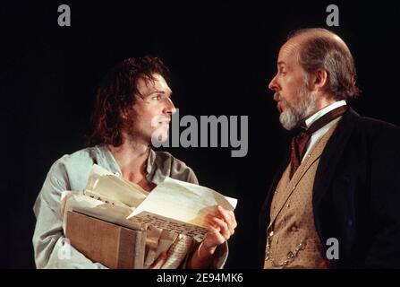 l-r: Ralph Fiennes (Hamlet), Peter Eyre (Polonius) in HAMLET von Shakespeare im Hackney Empire, London E8 28/02/1995 eine Produktion des Almeida Theaters Bühnenbild: Peter J Davidson Kostüme: James Acheson Beleuchtung: Mark Henderson Regie: Jonathan Kent Stockfoto