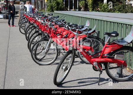 HAMBURG, DEUTSCHLAND - 28 AUGUST, 2014: die Menschen zu Fuß, mit dem Fahrrad die Sharing Station von stadtrad Hamburg. Stadtrad hat 72 Stationen und einer Flotte von 1.000 bicyc Stockfoto