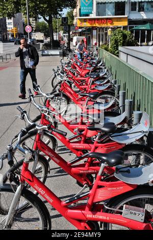 HAMBURG, DEUTSCHLAND - 28 AUGUST, 2014: die Menschen zu Fuß, mit dem Fahrrad die Sharing Station von stadtrad Hamburg. Stadtrad hat 72 Stationen und einer Flotte von 1.000 bicyc Stockfoto