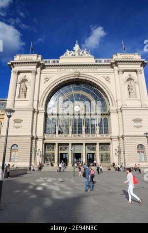 BUDAPEST, Ungarn - 20. JUNI 2014: die Menschen besuchen Keleti Bahnhof in Budapest. Keleti ist der Ostbahnhof, wurde 1884 eröffnet und ist unter Lar Stockfoto