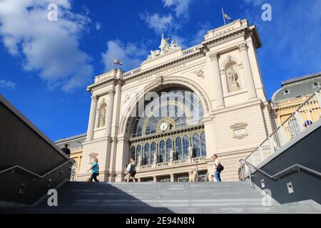 BUDAPEST, Ungarn - 20. JUNI 2014: die Menschen besuchen Keleti Bahnhof in Budapest. Keleti ist der Ostbahnhof, wurde 1884 eröffnet und ist unter Lar Stockfoto