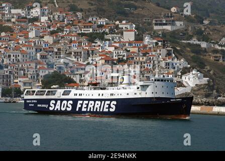 SAOS Fähre PANAGIA SOUMELA (ehemalige Isle of man Fähre, LADY OF MANN) Manövrieren im Hafen in SKOPELOS STADT, GRIECHENLAND Stockfoto