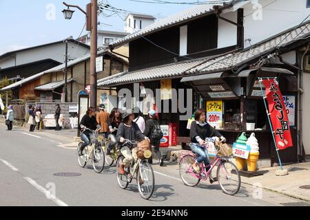 KYOTO, JAPAN - 17. APRIL 2012: Menschen besuchen Arashiyama in Kyoto, Japan. Arashiyama ist ein national ausgewiesener Ort der landschaftlich schönen und historischen Stätte Stockfoto