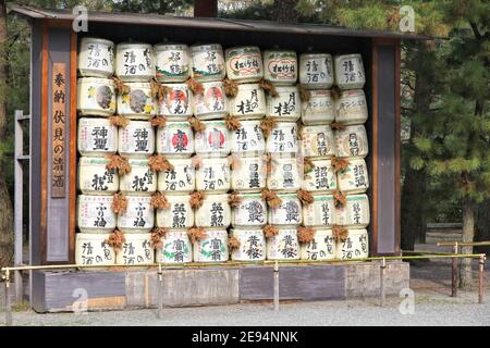 Kyoto, JAPAN - 19. APRIL 2012: Japanischer Reiswein (Nihonshu) in Kyoto, Japan. Kazaridaru Sake Fassdekorationen sind typisch für den shinto-schrein Stockfoto