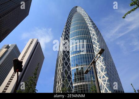 TOKIO, JAPAN - 11. MAI 2012: Mode Gakuen Cocoon Tower in Shinjuku, Tokio. Es beherbergt Tokyo Mode Gakuen (Modeschule), HAL Tokyo (Technologie und Design Stockfoto