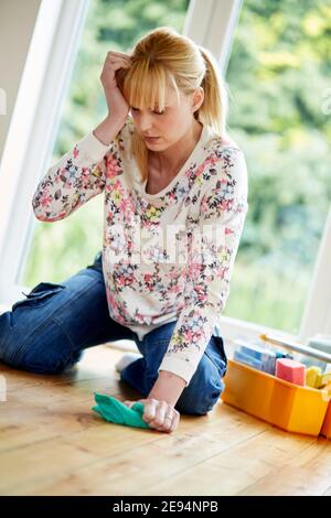 Frau mittleren Alters putzt Stockfoto