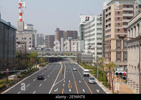 KOBE, JAPAN - 24. APRIL 2012: Straßenansicht von Kobe, Japan. Kobe ist mit 1,5 Millionen Einwohnern die sechtgrößte Stadt Japans. Stockfoto