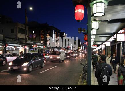 KYOTO, JAPAN - 14. APRIL 2012: Menschen besuchen Nacht Shijo-dori Straße in Kyoto Stadt, Japan. Kyoto wurde 15,6 von 2017 Millionen ausländischen Touristen besucht. Stockfoto