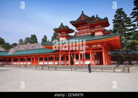 KYOTO, JAPAN - 19. APRIL 2012: Menschen besuchen Heian Jingu-Schrein in Kyoto, Japan. Das alte Kyoto ist ein UNESCO-Weltkulturerbe. Stockfoto