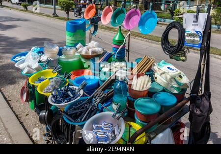 Nahaufnahme von privaten Kleinunternehmen Waren in einer Straße von Santa Clara, Kuba gesehen Stockfoto