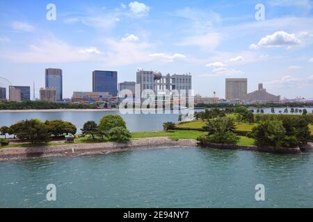 TOKIO, JAPAN - 11. MAI 2012: Fuji-Fernsehgebäude in der Skyline von Odaiba in Tokio. Das Fuji TV Studios Gebäude auf der Insel Odaiba wurde von Kenzo Tange entworfen und ist Stockfoto