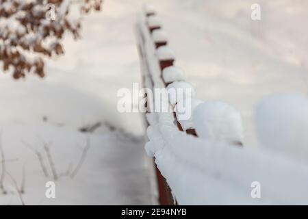 Eisenzaun im Winter mit Schnee bedeckt. Hochwertige Fotos Stockfoto