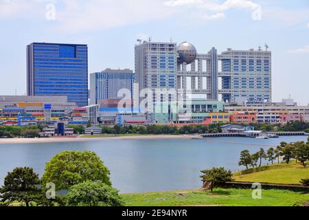 TOKIO, JAPAN - 11. MAI 2012: Fuji-Fernsehgebäude in der Skyline von Odaiba in Tokio. Das Fuji TV Studios Gebäude auf der Insel Odaiba wurde von Kenzo Tange entworfen und ist Stockfoto