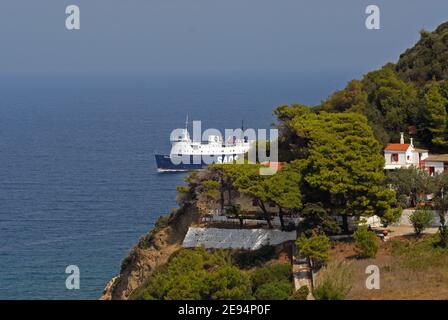 SAOS Fähre PANAGIA SOUMELA (Ex-DAME VON MANN) nähert sich dem Hafen VON SKOPELOS, GRIECHENLAND Stockfoto